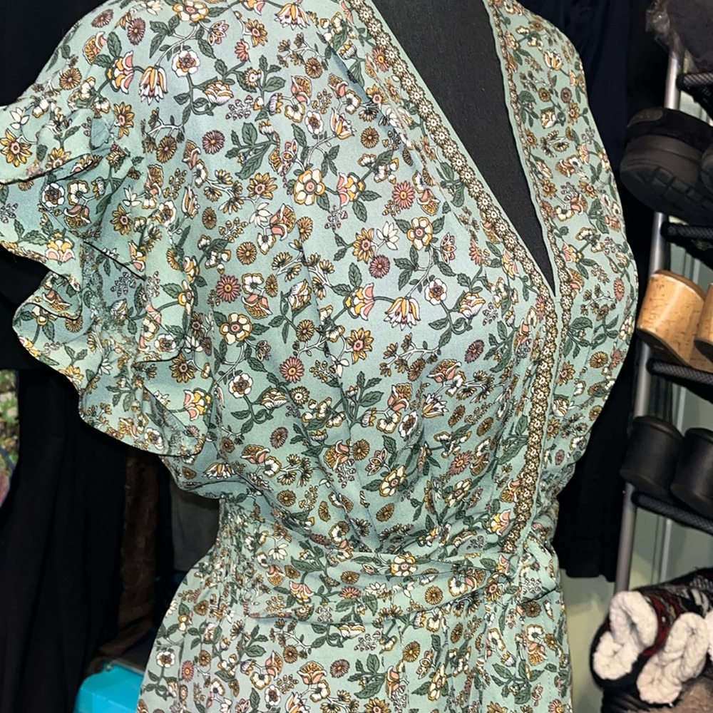 # 49 (S) Max Studio sheer blouse V- Neck green Floral with tie & elastic waist